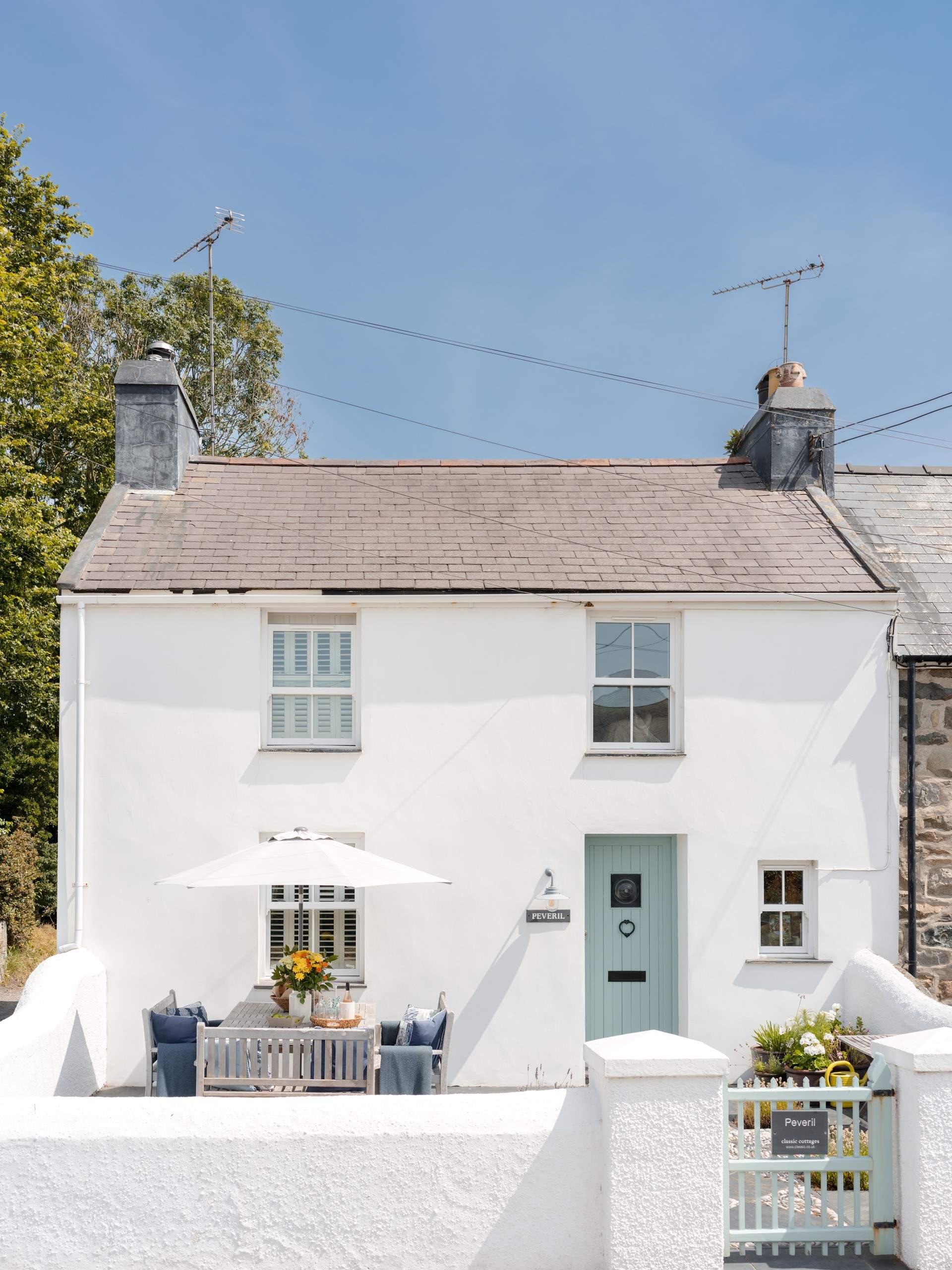 Gorgeous Peveril nestles just 500 yards from the beach. Simply  turn right out of the gate and head for the sea.