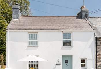 Gorgeous Peveril nestles just 500 yards from the beach. Simply  turn right out of the gate and head for the sea.