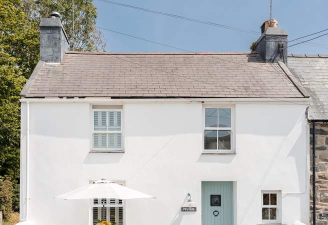 Gorgeous Peveril nestles just 500 yards from the beach. Simply  turn right out of the gate and head for the sea.