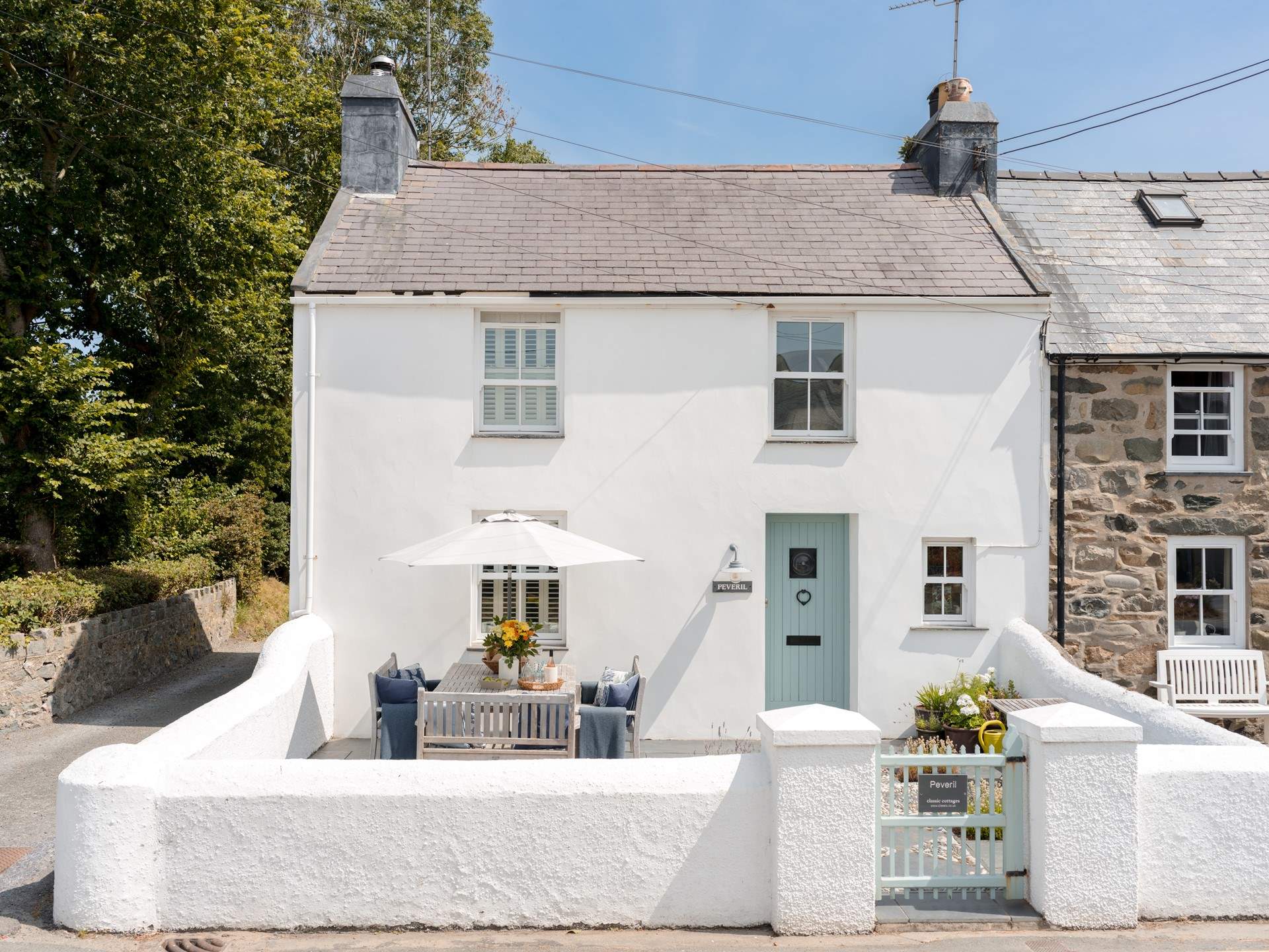 A warm, Welsh welcome awaits in gorgeous Peveril,  nestling just 500 yards from the beach. 