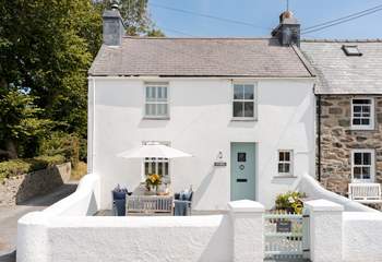 A warm, Welsh welcome awaits in gorgeous Peveril,  nestling just 500 yards from the beach. 