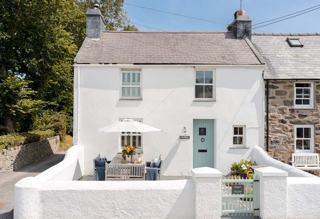 A warm, Welsh welcome awaits in gorgeous Peveril,  nestling just 500 yards from the beach. 