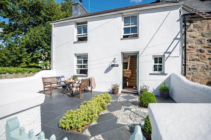 Peveril is a 3 bedroom self catering cottage near the beach in Morfa Nefyn.
