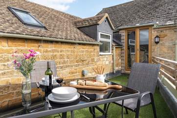 Al fresco dining on the roof terrace.