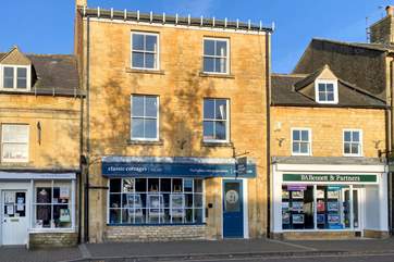 Situated above the Classic Cottages office, Topside is ideally located in the heart of Moreton-in-Marsh.