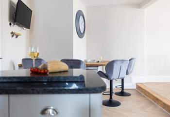 The social dining space allows you to chat while cooking. *Please note the change of level between the kitchen and sitting room.