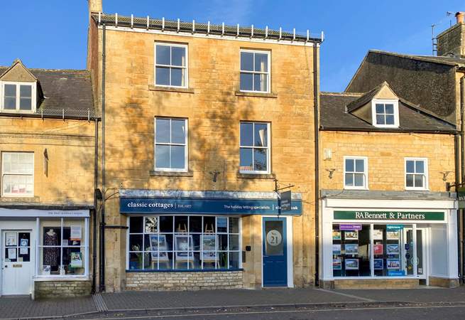 Enjoy this fabulous location right in the centre of things on the High Street, Moreton-in-Marsh. 