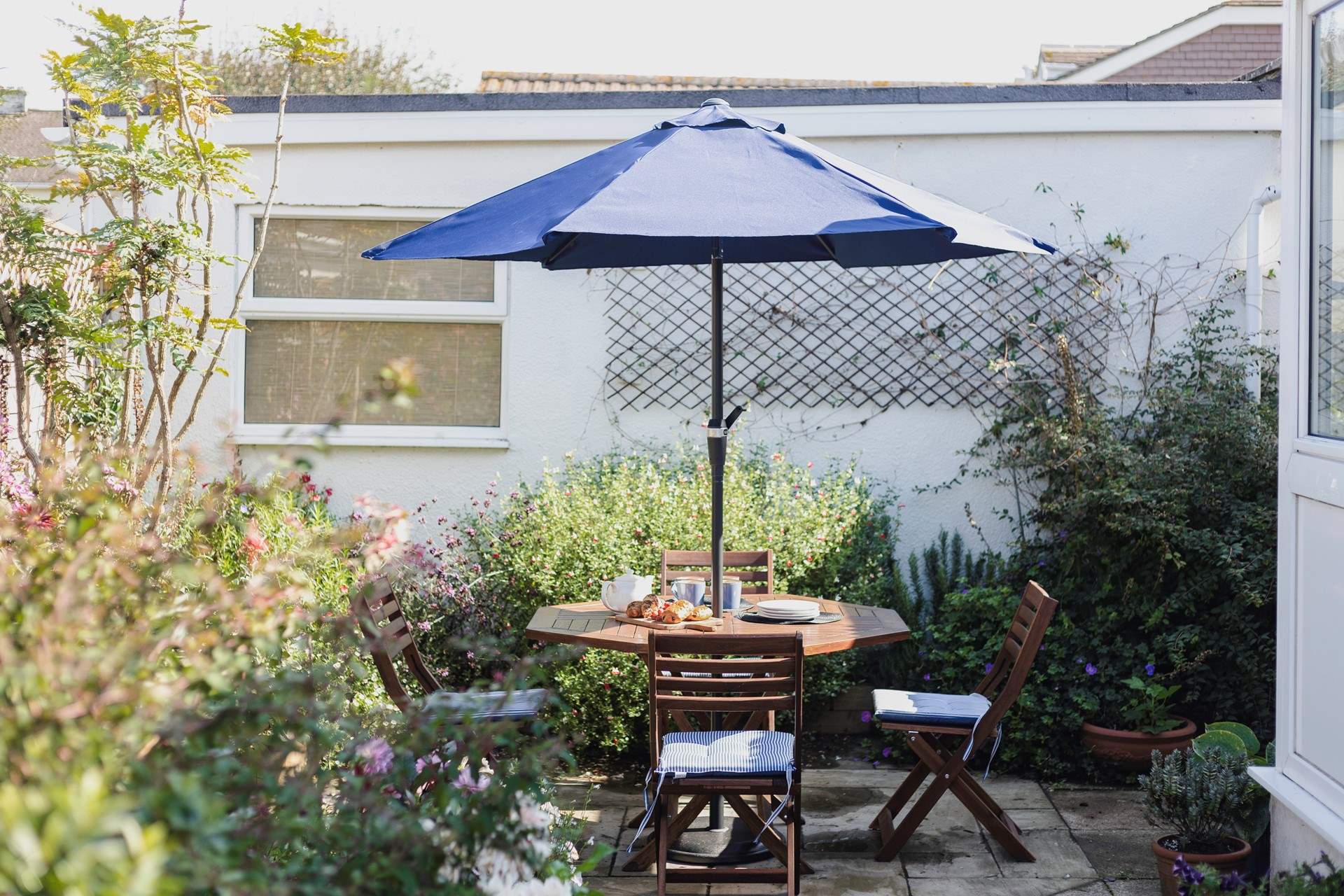 Outdoor dining in the Devon sunshine.