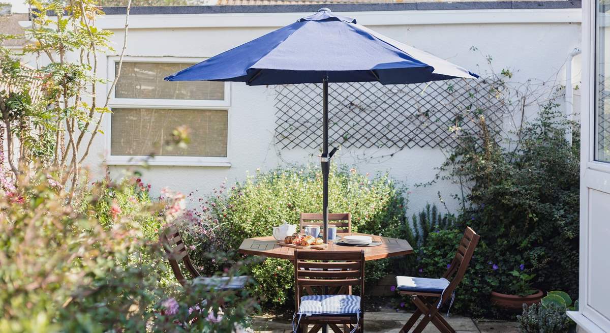 Outdoor dining in the Devon sunshine.