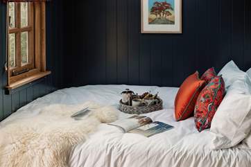 Enjoy slow mornings with breakfast in bed, you deserve it!