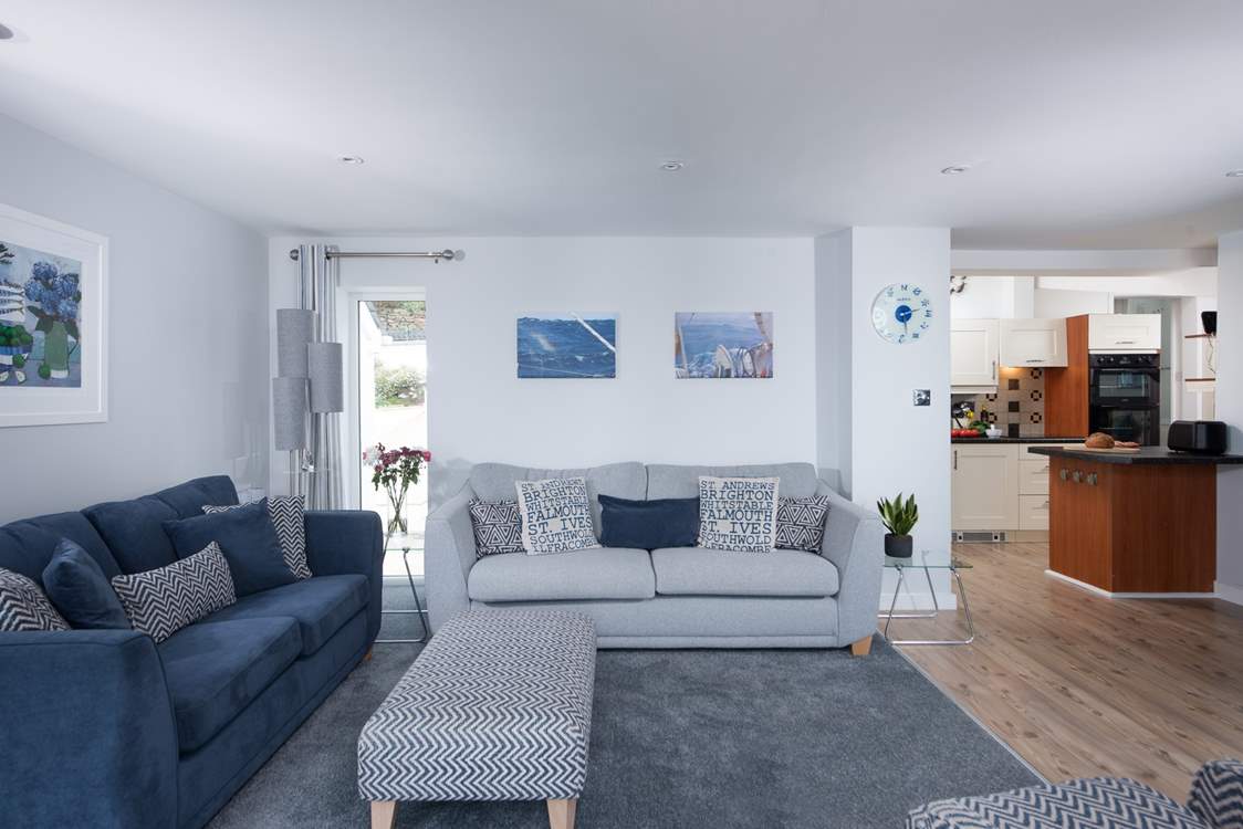 Two comfy sofas in the sitting-area invite you to relax.
