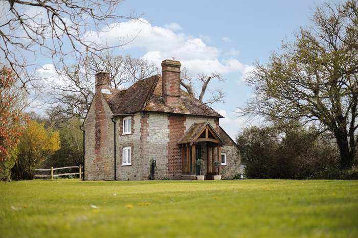 Apsley Cottage is a 3 bedroom, dog friendly self catering cottage near Midhurst