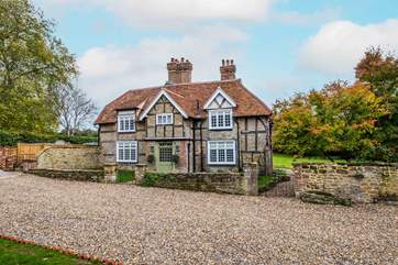 Welcome to the very lovely Challens Yarde.