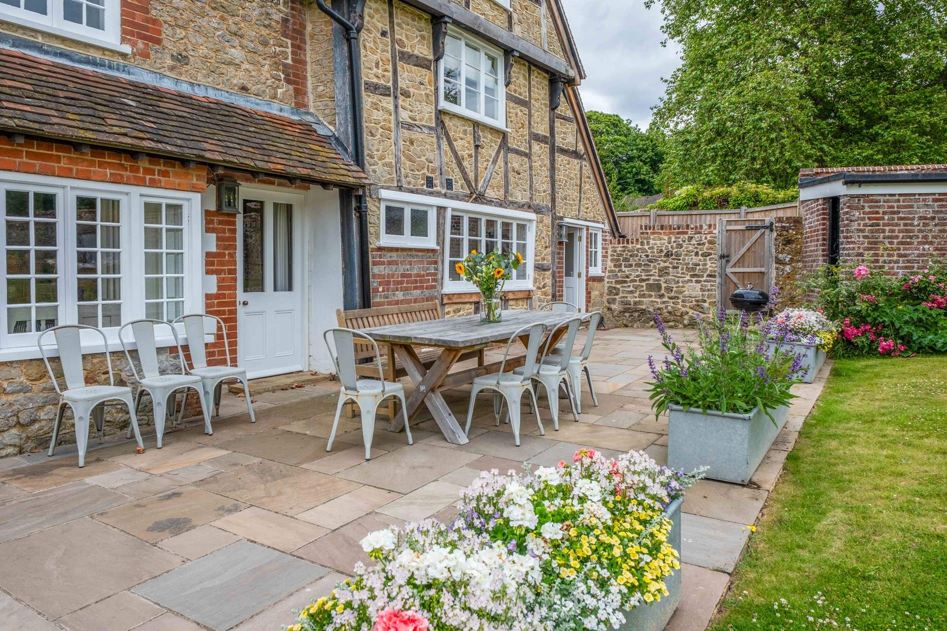 The garden is so pretty.