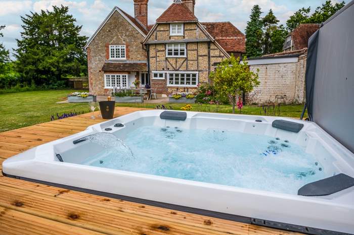 Challens Yarde is a 4 bedroom, dog friendly self catering cottage with hot tub near Midhurst