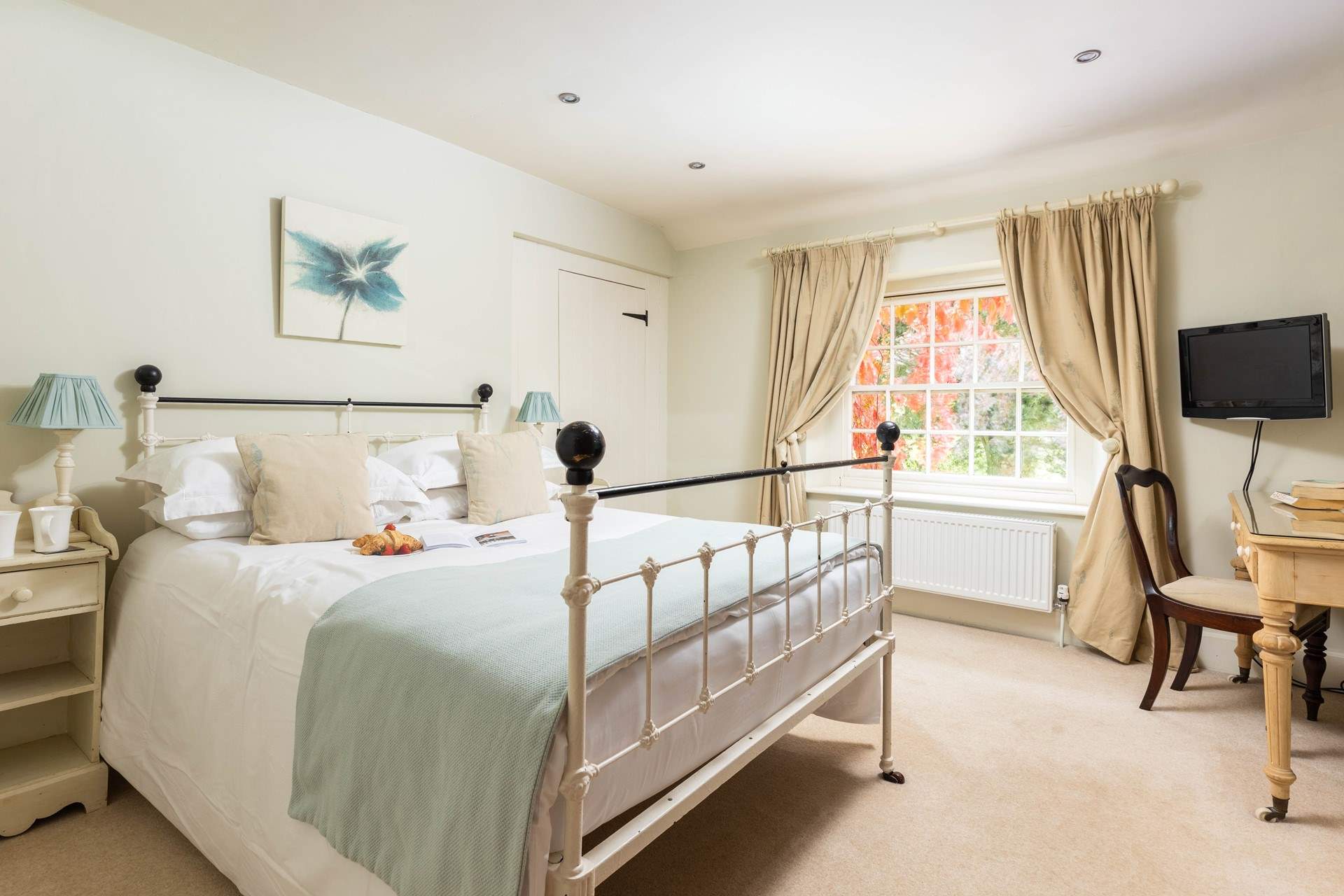 Simply gorgeous bedroom  2.