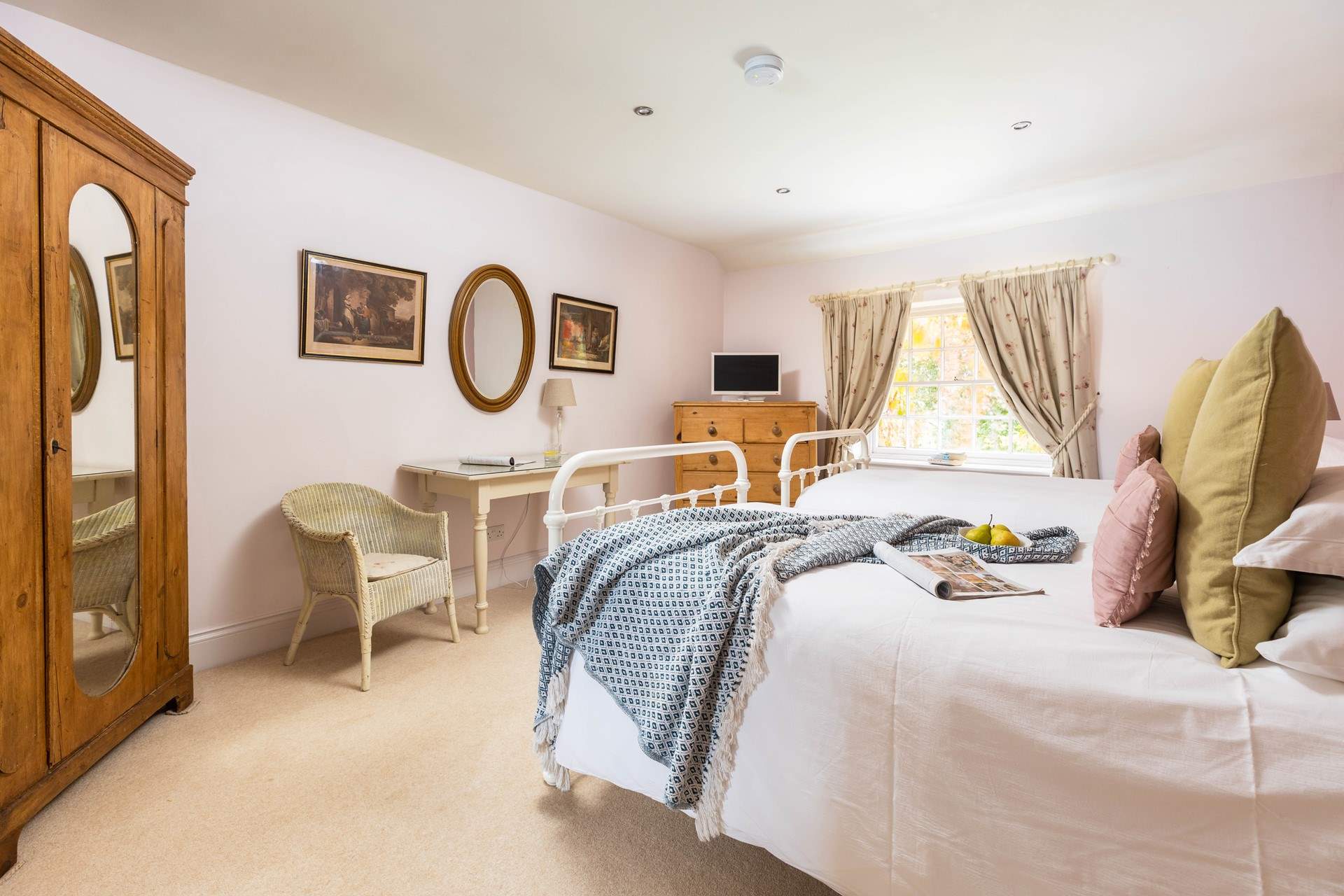 Pretty bedroom 1 has a 'zip and link' bed so you can choose either twins or a super-king double bed.