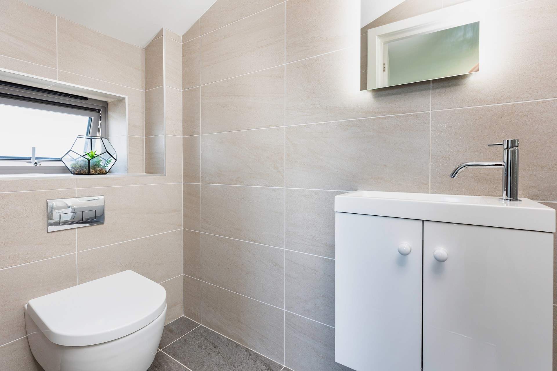 You find another wonderfully finished en suite here.