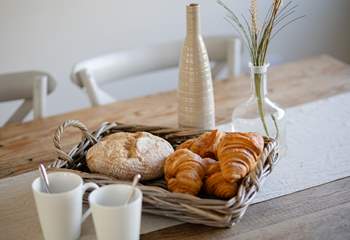 The dining area, with its reclaimed dining-table, is situated next to the kitchen.