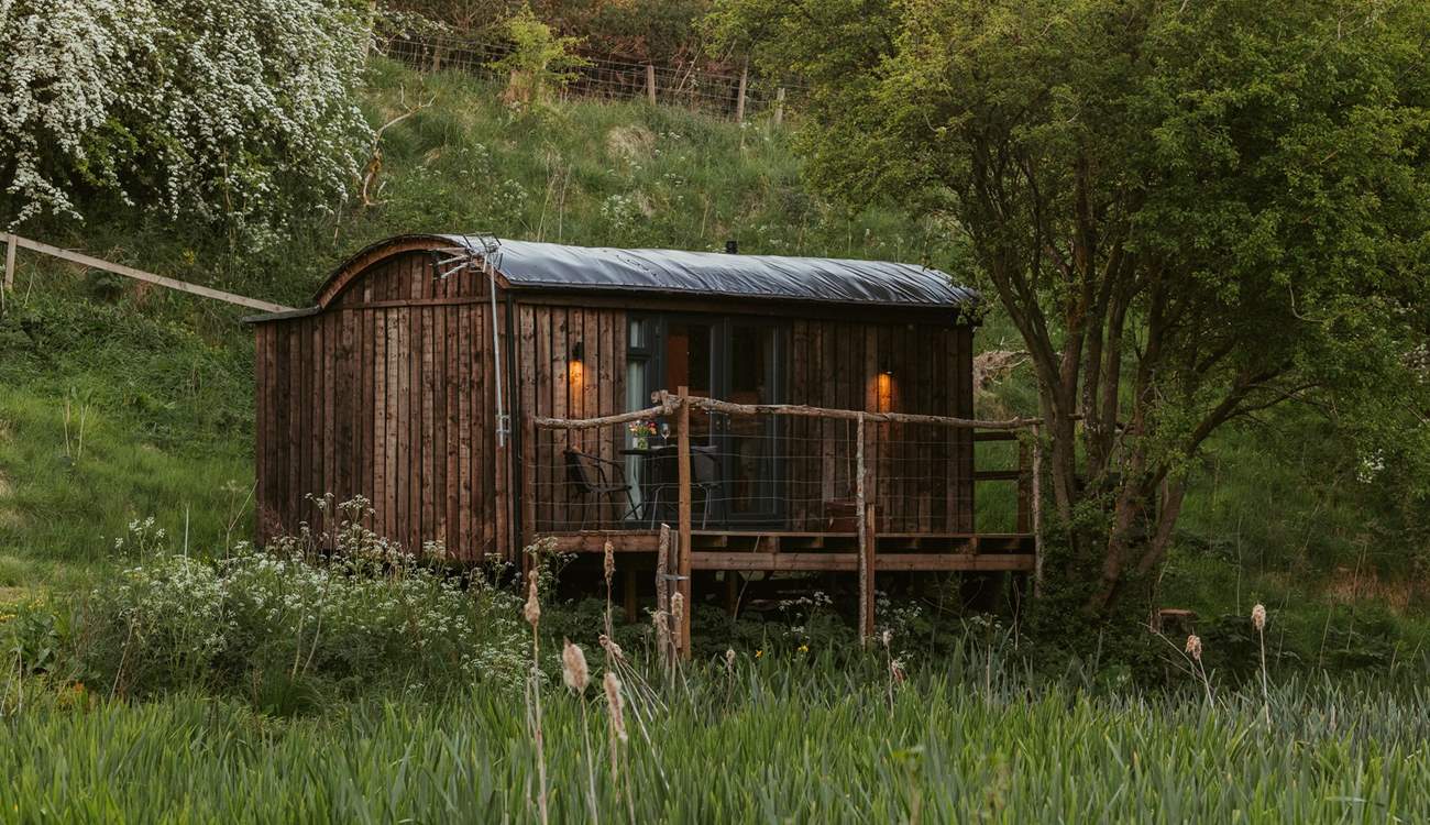 As dusk falls, the hideaway becomes even more magical. 