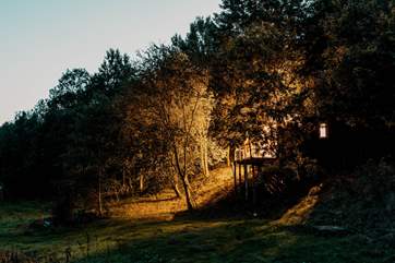 As night falls, the hideaway becomes even more magical.