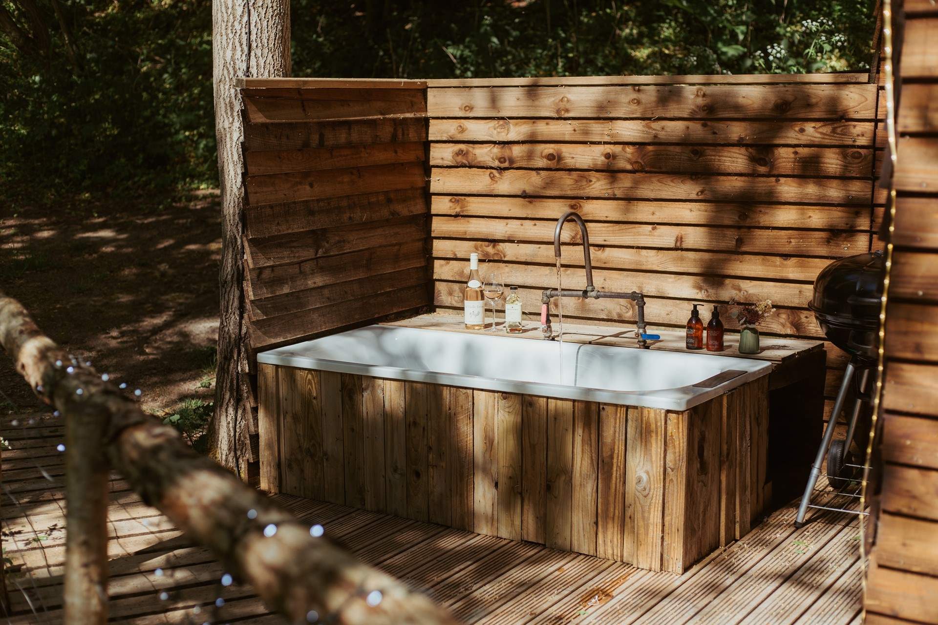 A luxury escape to nature, soak in the alfresco bathtub nestled amongst the treetops. 