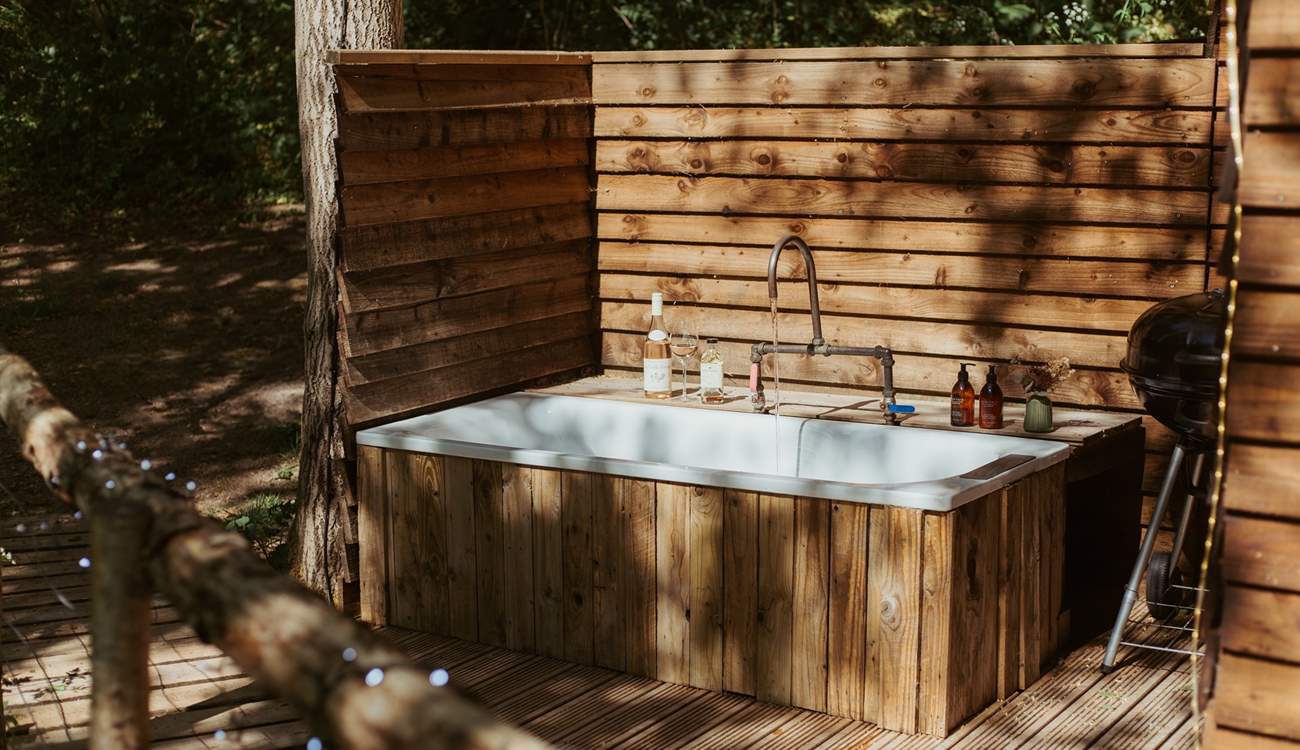 A luxury escape to nature, soak in the alfresco bathtub nestled amongst the treetops. 
