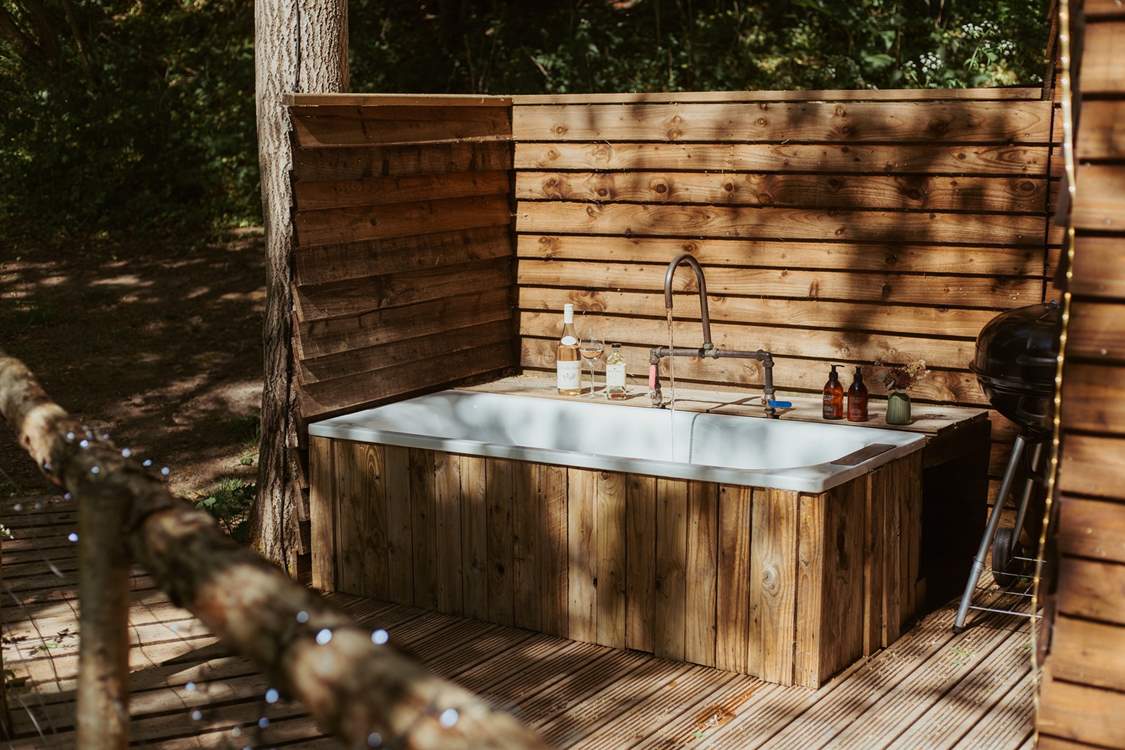 A luxury escape to nature, soak in the alfresco bathtub nestled amongst the treetops.