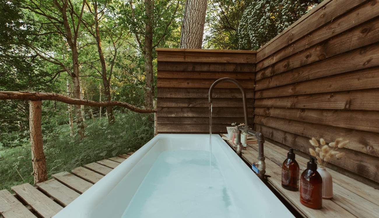 Or soak in the outdoor bathtub as you listen to the sweet sound of birdsong.