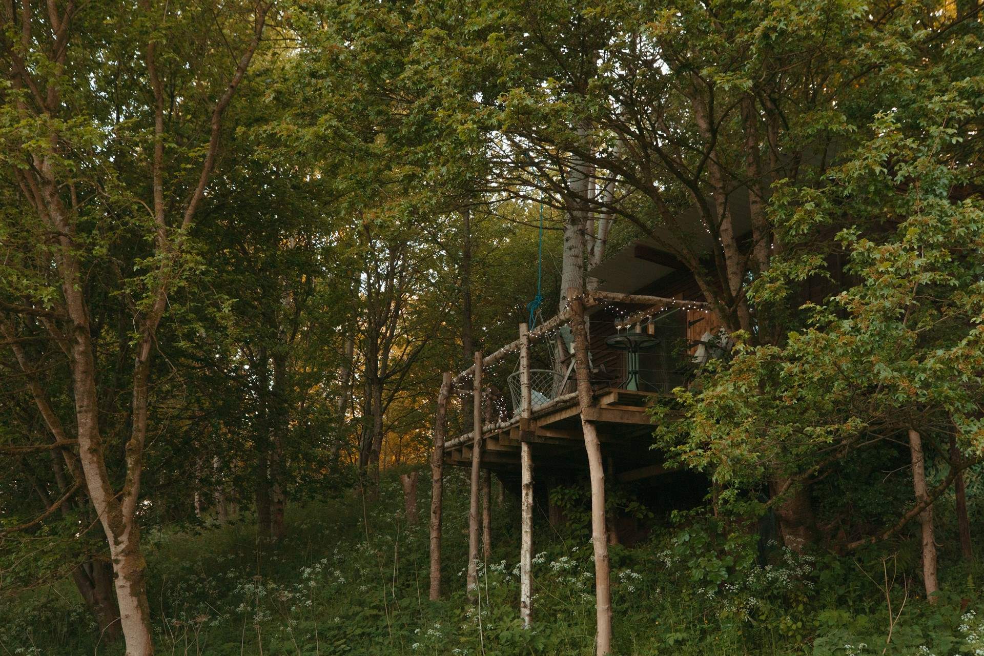 As night falls, the hideaway becomes even more magical. 