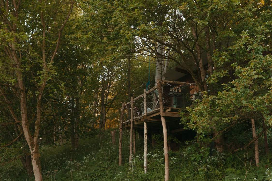 As night falls, the hideaway becomes even more magical.