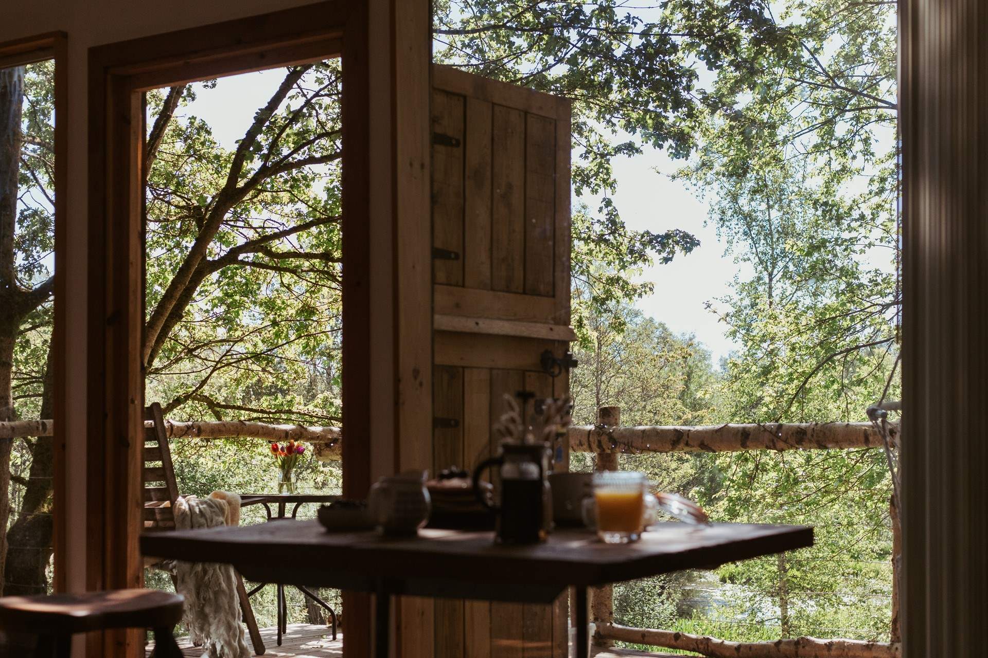The treehouse overlooks a picturesque lake and unspoilt countryside. 