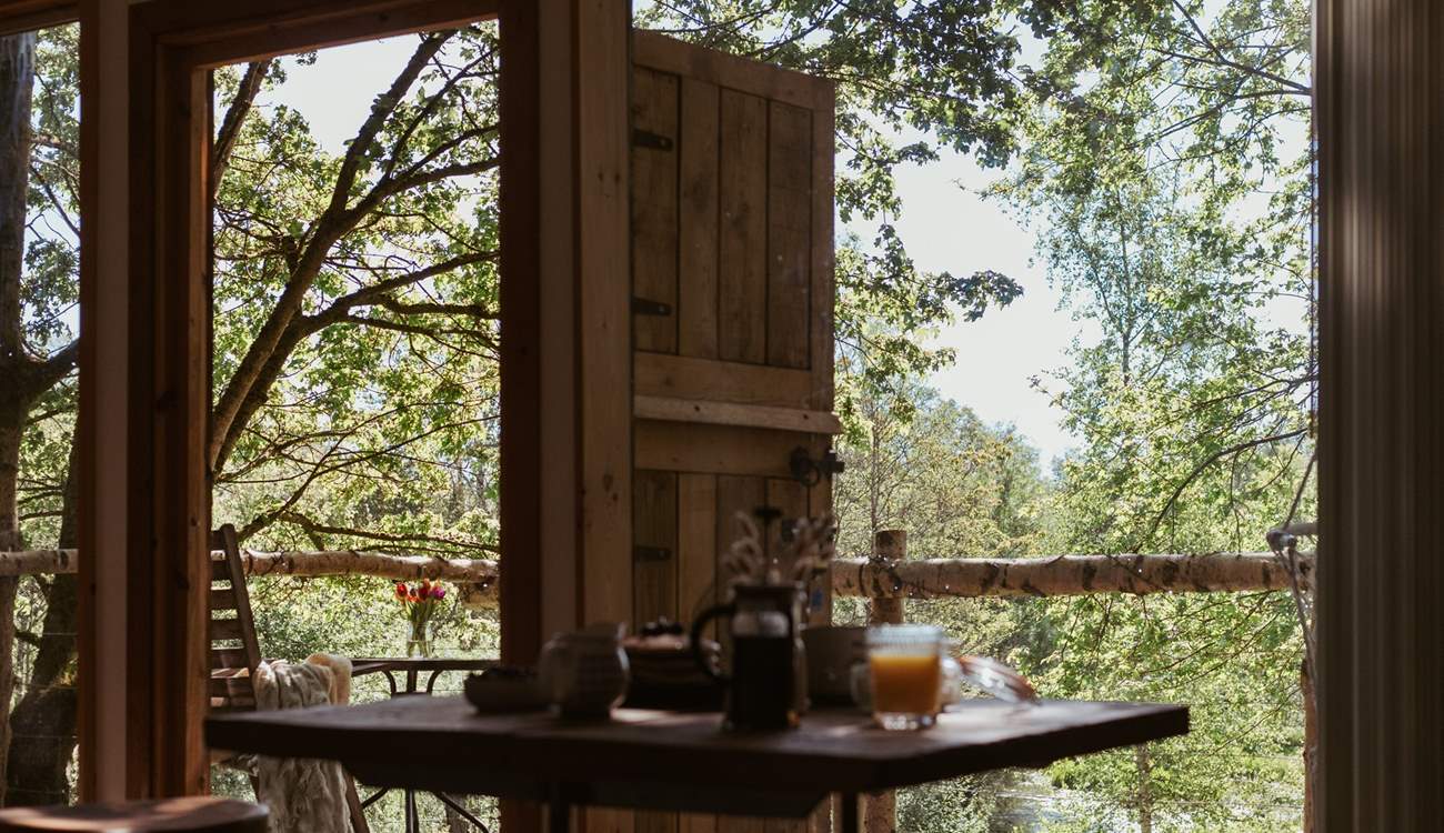 The treehouse overlooks a picturesque lake and unspoilt countryside. 