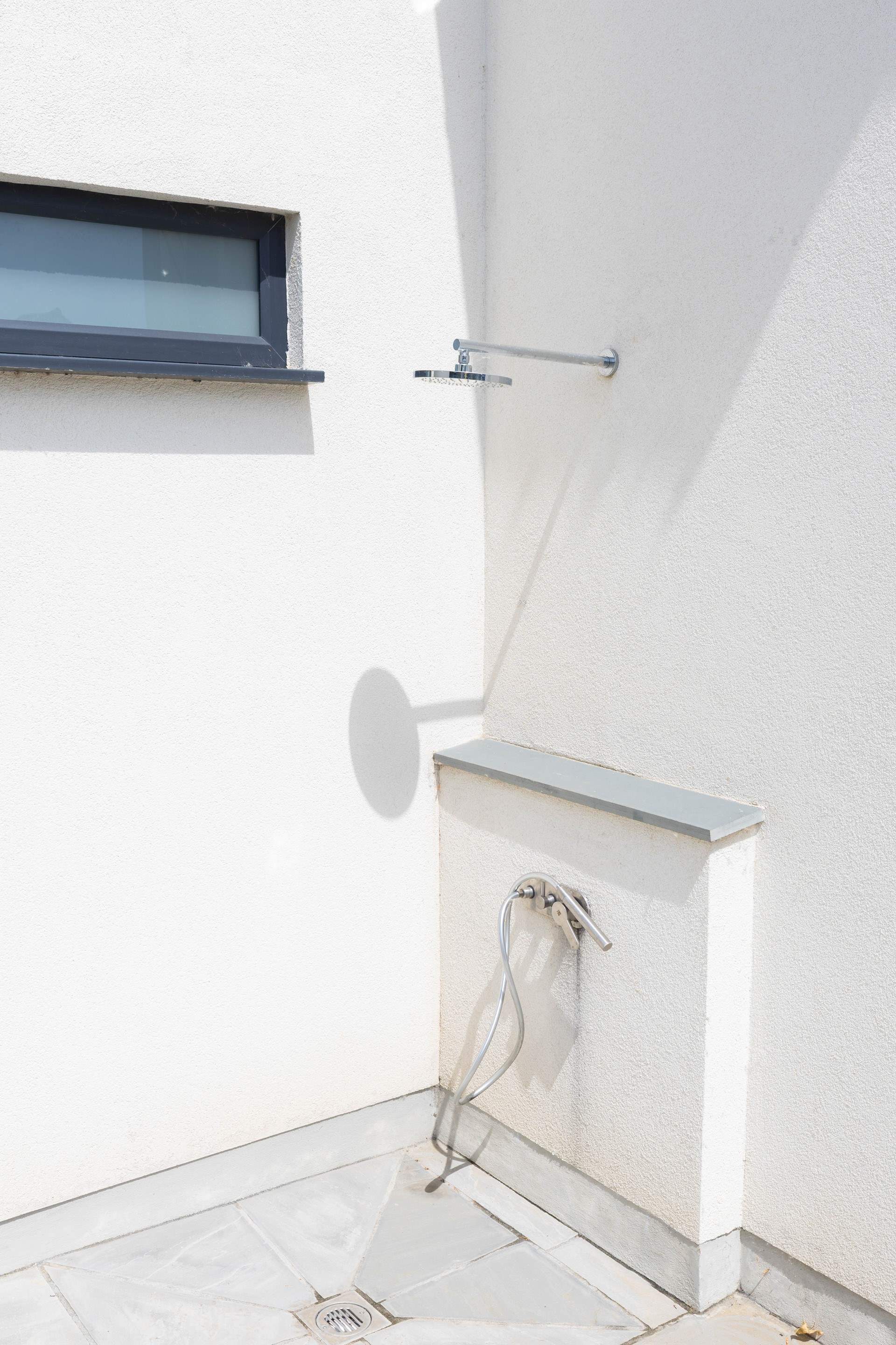 Rinse sandy toes, wetsuits and salty dogs in the handy outside shower at the front of the property.