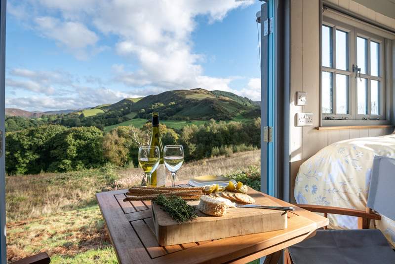Cheese and wine with this spellbinding view... just dreamy. 