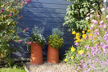 There are pretty flowers everywhere you look.