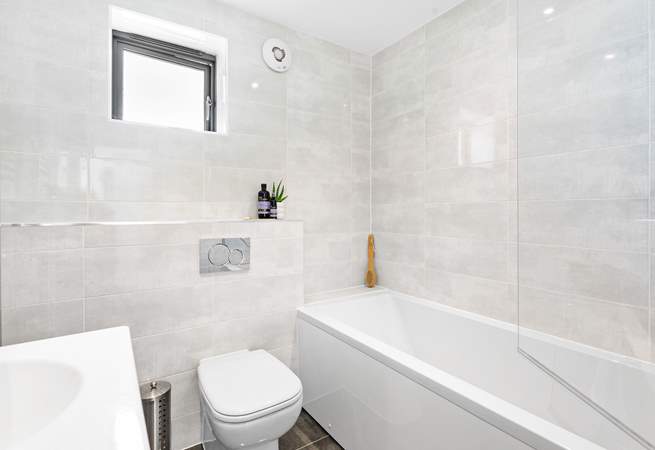 The excellent family bathroom provides the ideal place to refresh yourself after a big day out.