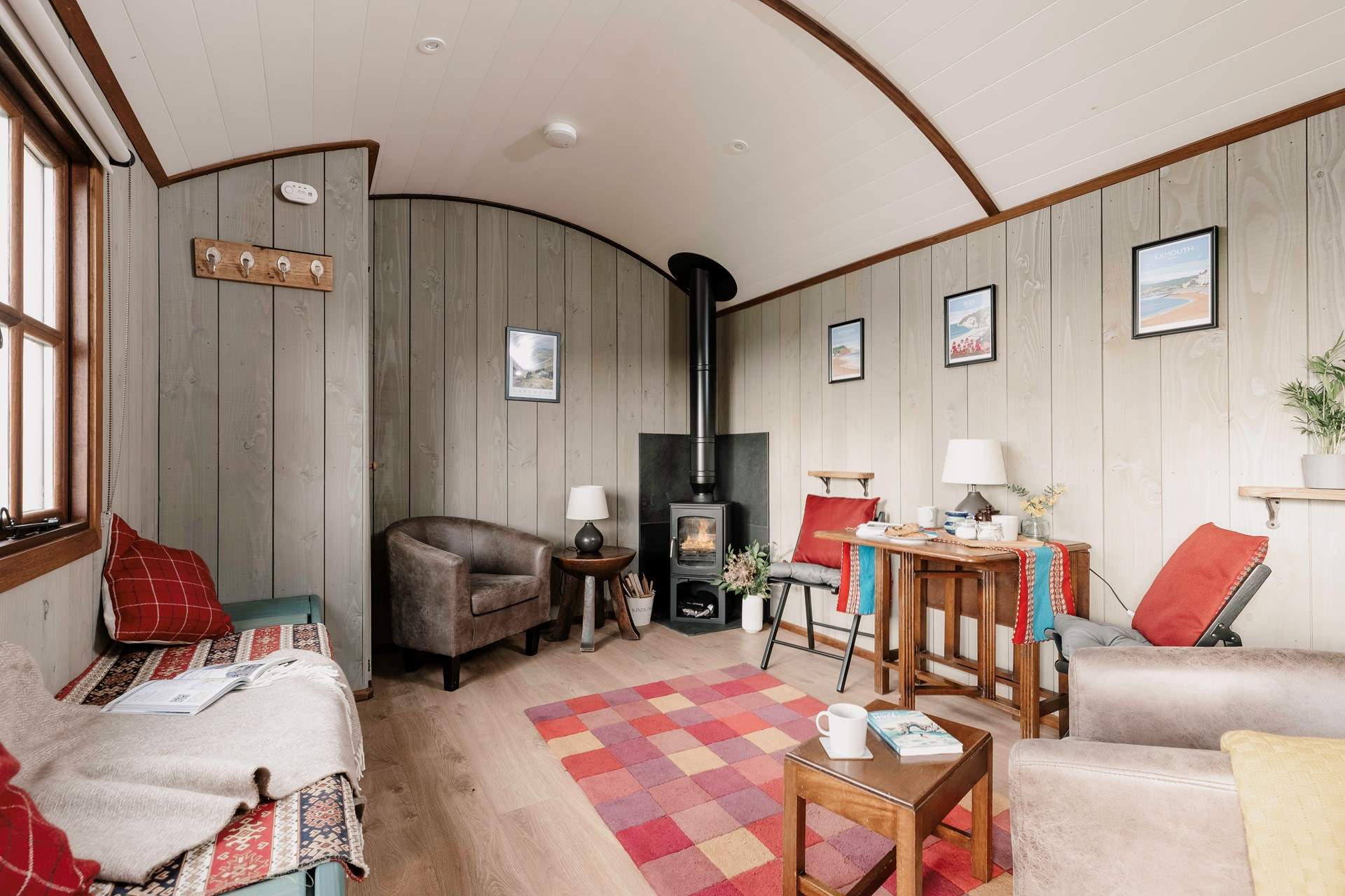 Warm, wooden tones create the cosiest ambience.