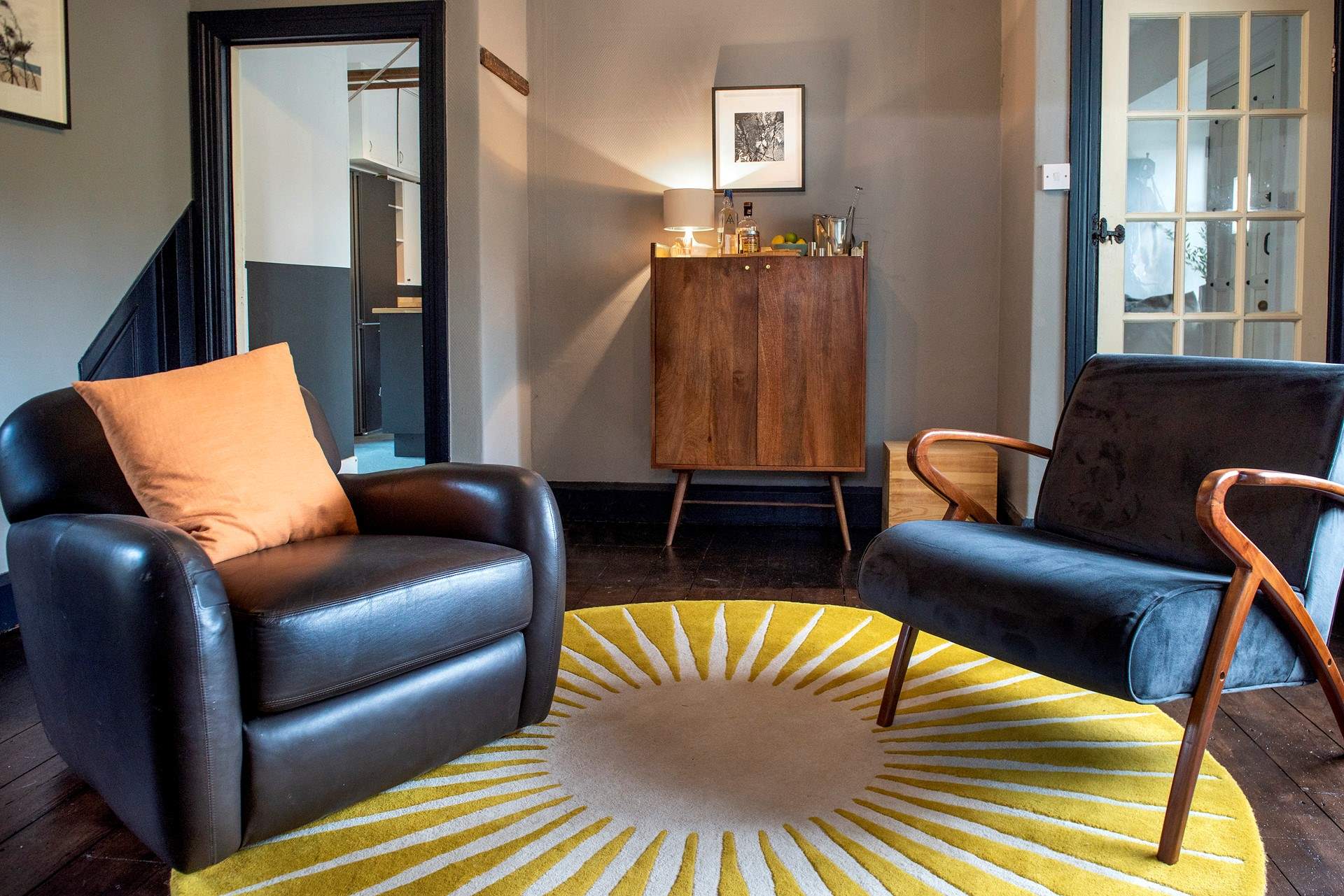 The snug is a delightful room for aperitifs or to escape with a good book.