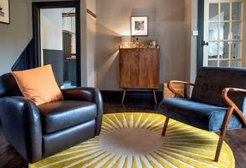 The snug is a delightful room for aperitifs or to escape with a good book.