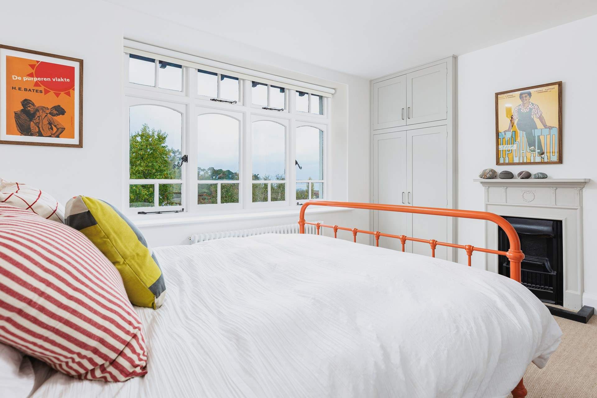 What a great room to wake up in!