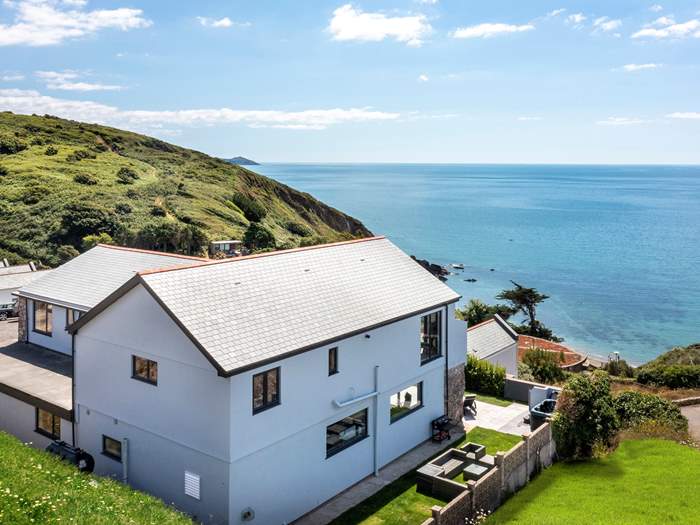 Thanckes House, Sleeps 12 in Whitsand Bay