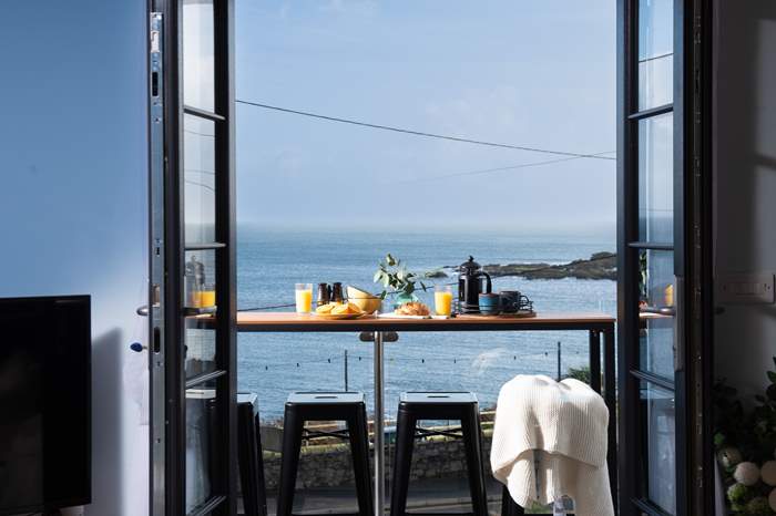 Polvellan Heights is a 2 bedroom apartment with sea views in Mousehole, West Cornwall.
