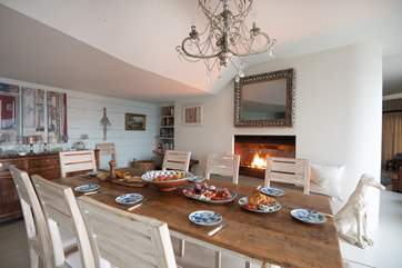 Treat yourself to a delicious dinner on the opulent dining-table.