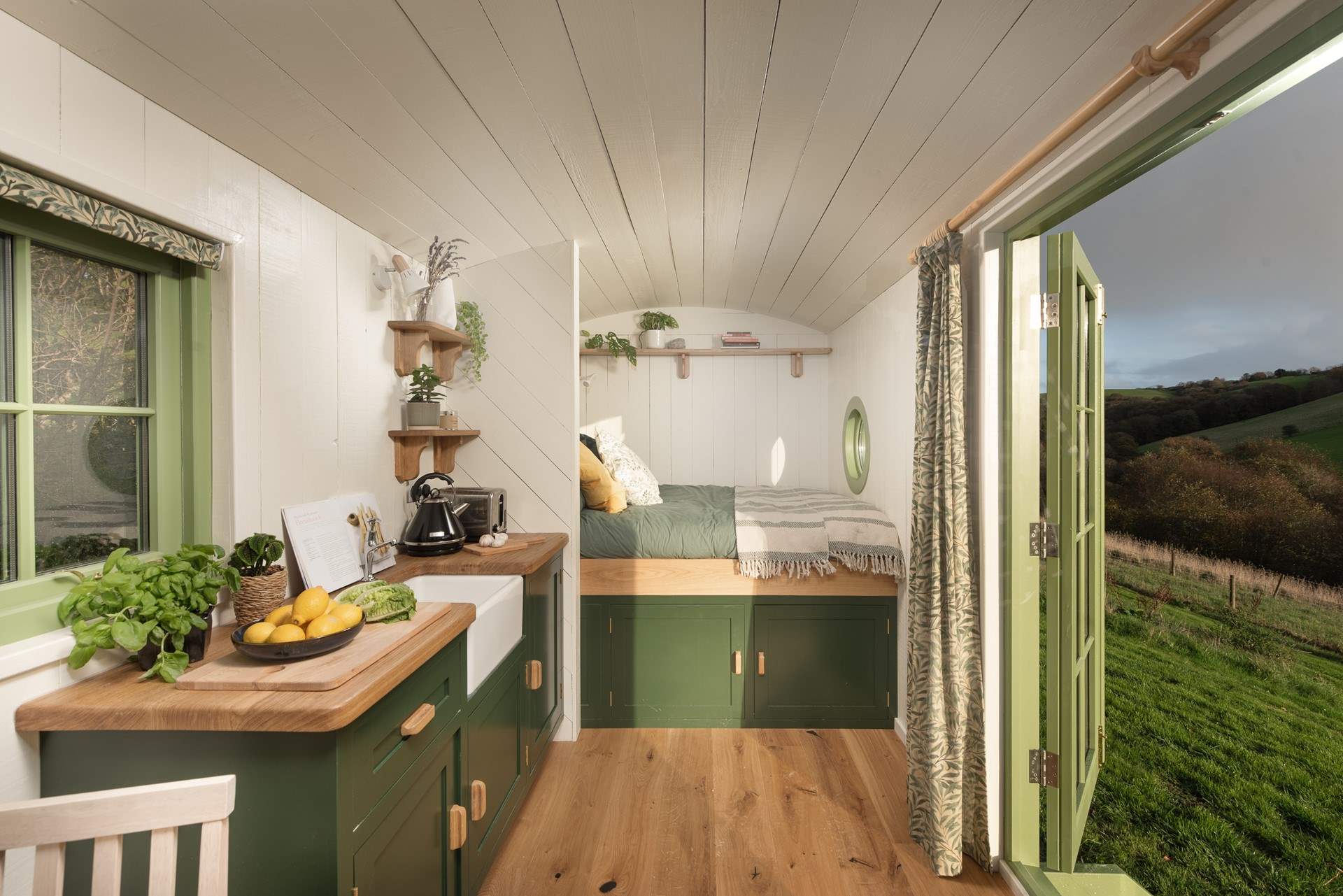 Emerald tones and pretty plants create the most calming space, perfect for two.