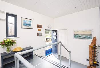The welcoming entrance hall to Newclose Houseboat.