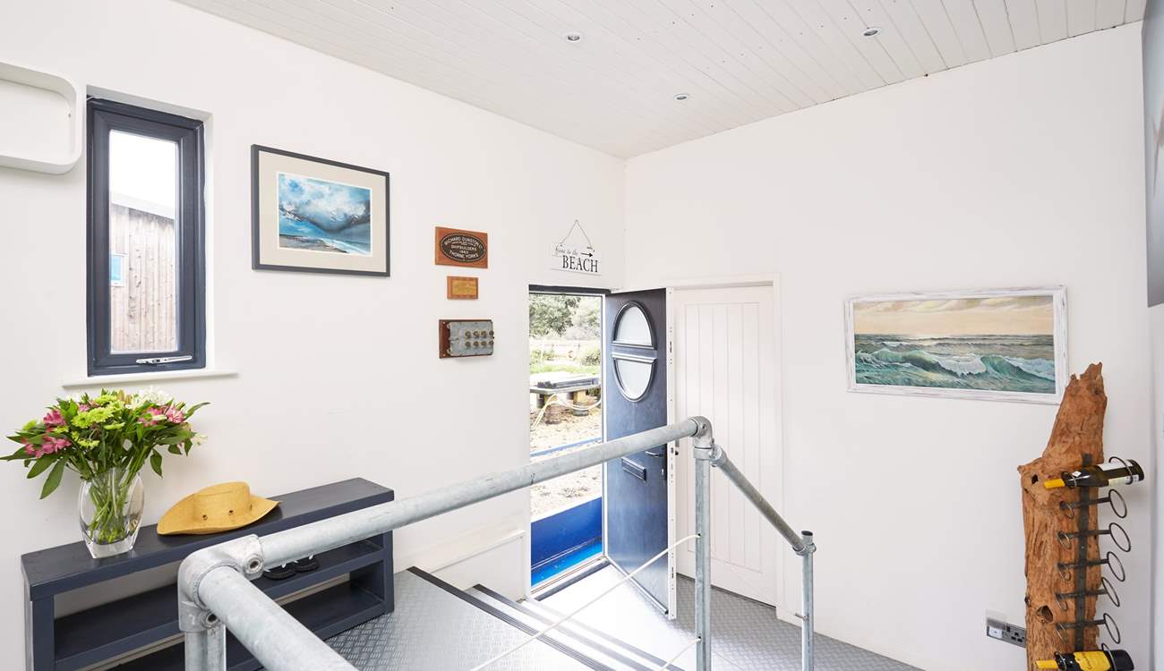 The welcoming entrance hall to Newclose Houseboat.
