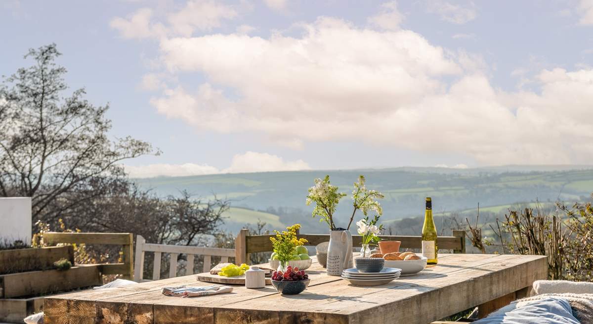 Enjoy a spot of lunch with that stunning view!