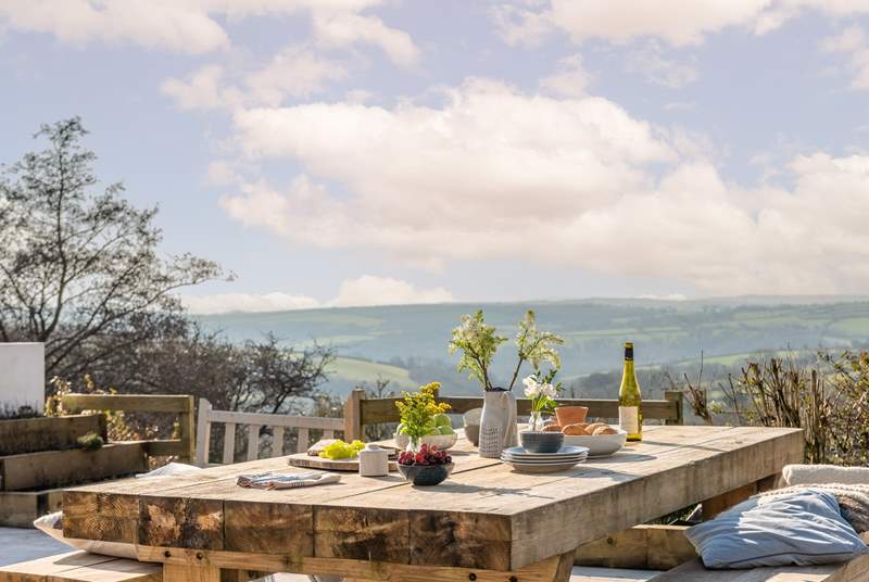 Enjoy a spot of lunch with that stunning view!