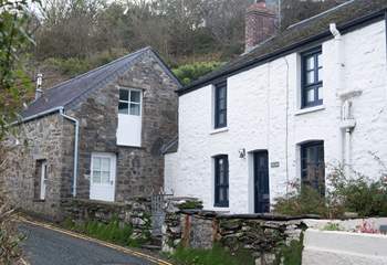 Troed-y-Rhiw is a gorgeous traditional Pembrokeshire cottage.